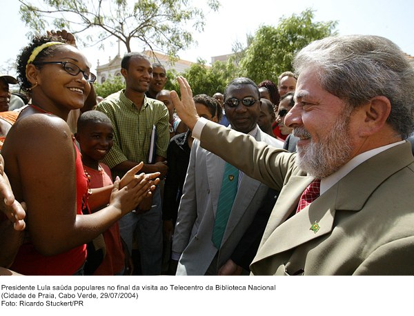 Presidente Lula saúda os populares no final da visita ao telecentro da Biblioteca Nacional.