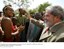 Presidente Lula saúda os populares no final da visita ao telecentro da Biblioteca Nacional.