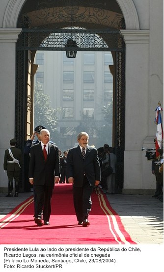 Presidente Lula, ao lado do presidente da República do Chile, Ricardo Lagos, na cerimônia oficial de chegada.