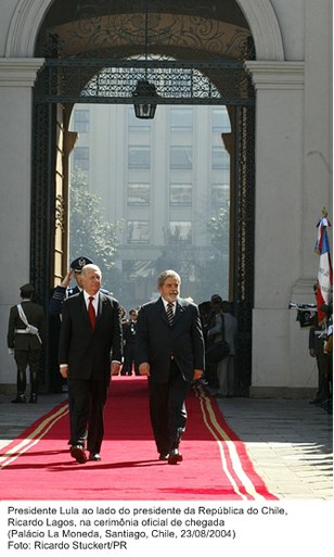 Presidente Lula, ao lado do presidente da República do Chile, Ricardo Lagos, na cerimônia oficial de chegada.