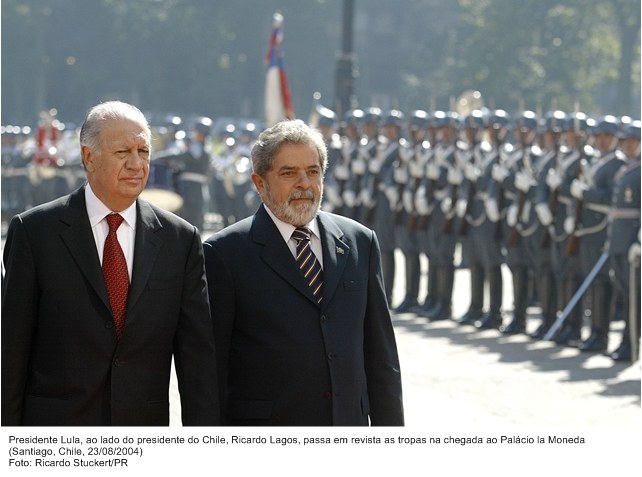 Presidente Lula ao lado do presidente do Chile, Ricardo Lagos, passam em revista as tropas na chegada ao Palácio La Monada.
