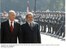 Presidente Lula ao lado do presidente do Chile, Ricardo Lagos, passam em revista as tropas na chegada ao Palácio La Monada.