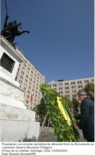 Presidente Lula durante cerimônia de oferenda floral no monumento ao libertador general Bernardo O'Higgins.