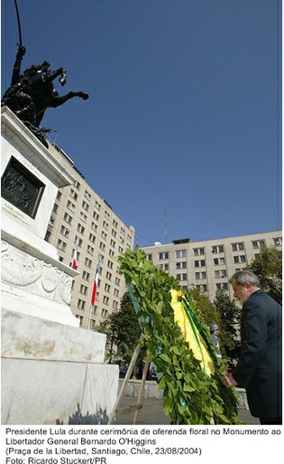 Presidente Lula durante cerimônia de oferenda floral no monumento ao libertador general Bernardo O'Higgins.