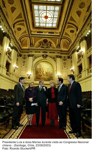 Presidente Lula e dona Marisa durante visita ao Congresso Nacional chileno.