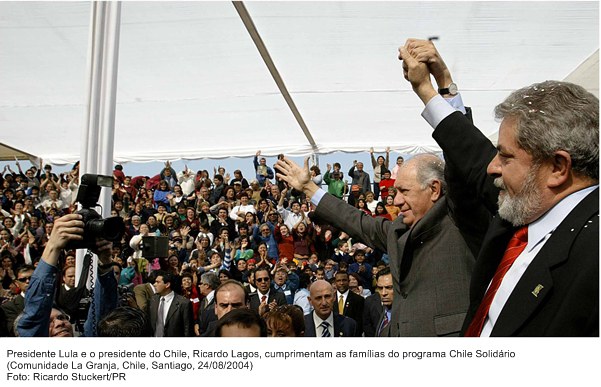 Presidente Lula e o presidente do Chile, Ricardo Lagos, cumprimentam as famílias do Programa Chile Solidário.