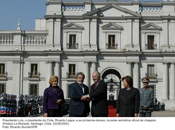 Presidente Lula, o presidente do Chile, Ricardo Lagos, e as primeiras-damas, durante cerimônia oficial de chegada.