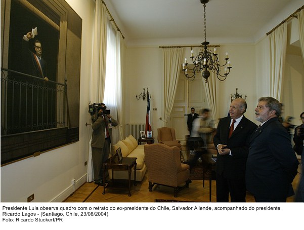 Presidente Lula observa quadro com o retrato do ex-presidente do Chile, Salvador Allende, acompanhado do presidente Ricardo Lagos.