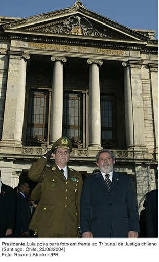 Presidente Lula posa para foto em frente ao Tribunal de justiça chileno.