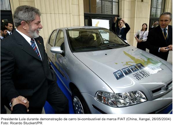 Presidente Lula durante demonstração de carro bi-combustível da marca Fiat.