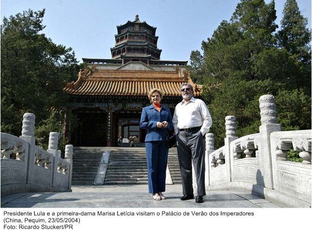 Presidente Lula e a primeira dama durante visita ao Palácio de Verão dos Imperadores - Pequim.