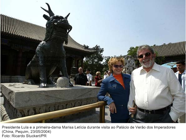 Presidente Lula e a primeira dama durante visita ao Palácio de Verão dos Imperadores.