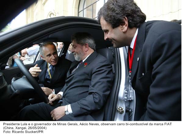 Presidente Lula e o governador de Minas Gerais, Aécio Neves, observam carro bi-combustível da marca Fiat.