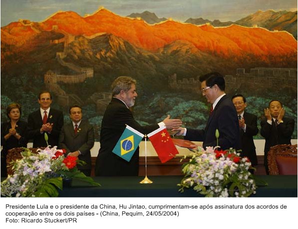 Presidente Lula e presidente da China Hu Jintao, cumprimentam-se após assinatura de acordos de cooperação entre os dois países - Pequim, China.