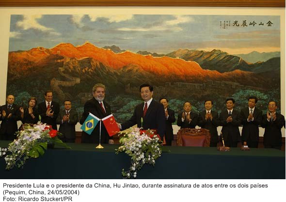 Presidente Lula e  presidente da China, Hu Jintão, durante assinatura de atos entre os dois países.