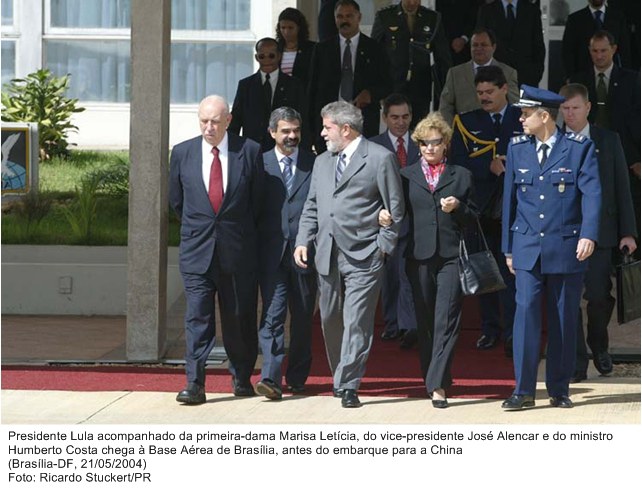 Presidente Lula, primeira dama, vice-presidente José Alencar e ministro Humberto Costa chega à base aérea de brasília antes de embarque para China.