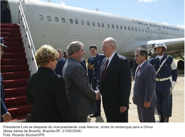 Presidente Lula se despede do vice-presidente, José Alencar antes do embarque à China.