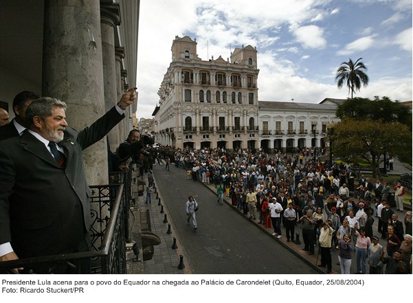Presidente Lula acena para o povo do Equador na chegada ao Palácio de  Carondelet.