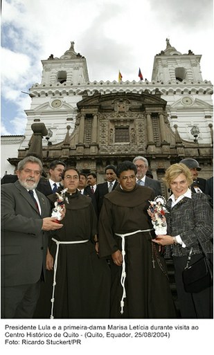 Presidente Lula e a primeira-dama, Marisa Letícia, durante visita ao Centro Histórico de Quito.