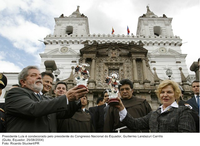 Presidente Lula é condecorado pelo presidente do Congresso Nacional do Equador, Guillermo Landazuri Carrillo (2).