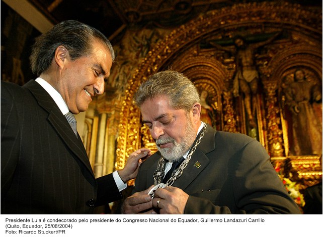 Presidente Lula é condecorado pelo presidente do Congresso Nacional do Equador, Guillermo Landazuri Carrillo.