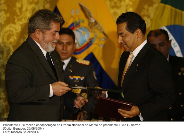 Presidente Lula recebe condecoração da Ordem Nacional ao Mérito do presidente Lúcio Gutiérrez.