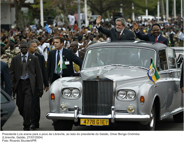 Presidente Lula acena para o povo de Libreville, ao lado do presidente do Gabão, Omar Bongo Ondimba.