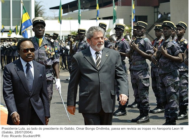 Presidente Lula, ao lado do presidente do Gabão, Omar Bongo Ondimba, passa em revista as tropas no Aeroporto Leon M.