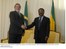 Presidente Lula cumprimenta o presidente do Gabão, Omar Bongo Ondimba, antes da assinatura de acordo entre os países.