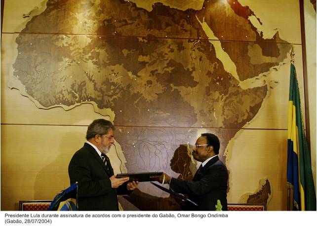 Presidente Lula durante assinatura de acordos com o presidente do Gabão, Omar Bongo Ondimba.