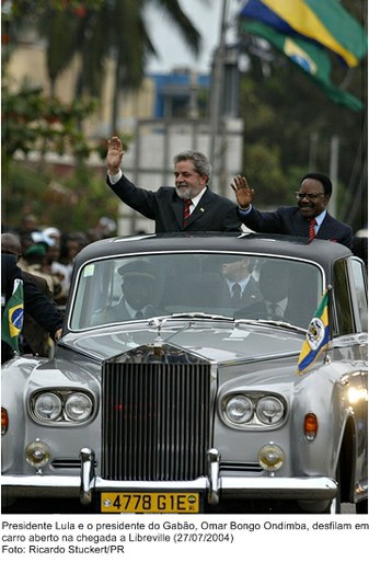 Presidente Lula e o presidente do Gabão, Omar Bongo Ondimba, desfilam em carro aberto na chegada a Libreville.