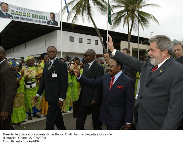 Presidente Lula e o presidente  Omar Bongo Ondimba, na chegada a Libreville.