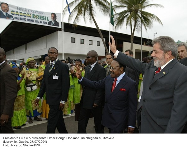 Presidente Lula e o presidente  Omar Bongo Ondimba, na chegada a Libreville.