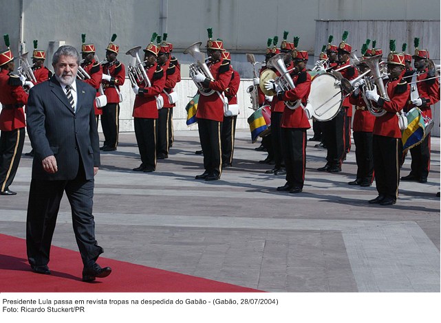 Presidente Lula passa em revista as tropas na despedida do Gabão.