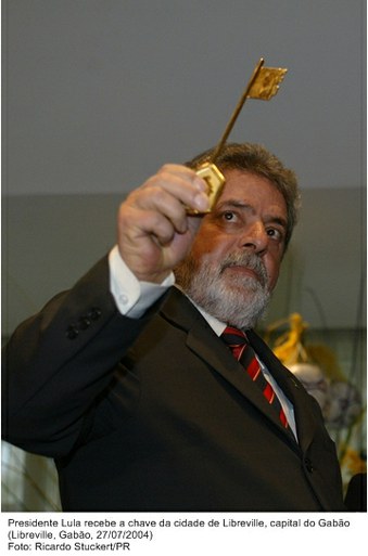 Presidente Lula recebe a chave da cidade de Libreville, capital do Gabão.