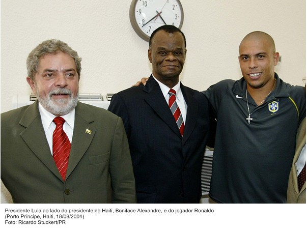 Presidente Lula ao lado do presidente do Haiti, Boniface Alexandre e do jogador Ronaldo.