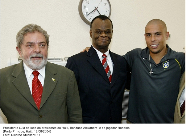 Presidente Lula ao lado do presidente do Haiti, Boniface Alexandre e do jogador Ronaldo.