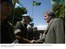 Presidente Lula cumprimenta integrante da brigada de paz no Haiti.