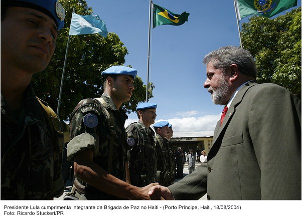 Presidente Lula cumprimenta integrante da brigada de paz no Haiti.