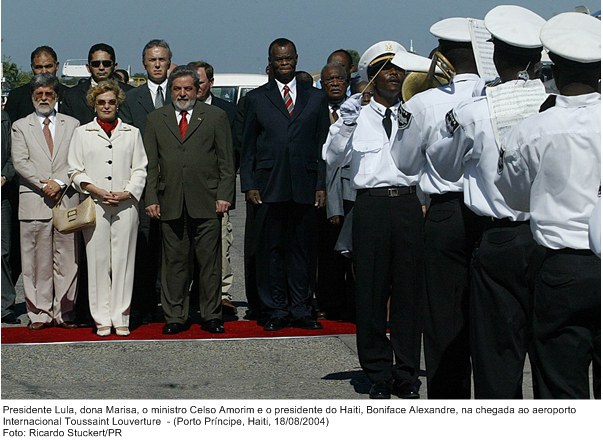 Presidente Lula, dona Marisa, o min. Celso Amorim, e o pres. do Haiti, Boniface Alexandre, na chegada ao aeroporto Internacional Toussant Louverture.