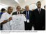Presidente Lula exibe camis. autog. comem. do jogo da paz, ao lado do pres. do Haiti, Boniface Alexandre, Ricardo Teixeira e o jogador Roberto Carlos