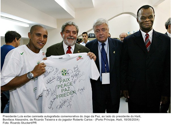Presidente Lula exibe camis. autog. comem. do jogo da paz, ao lado do pres. do Haiti, Boniface Alexandre, Ricardo Teixeira e o jogador Roberto Carlos