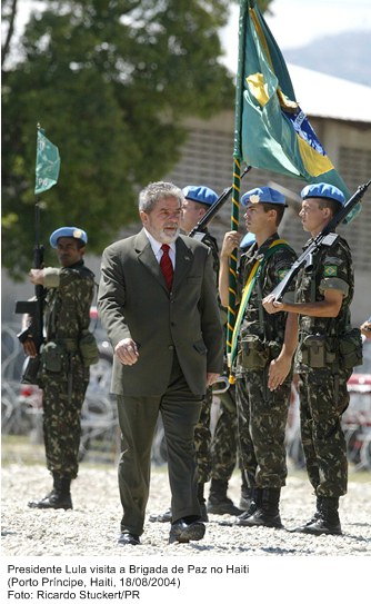 Presidente Lula visita a brigada da paz no Haiti.