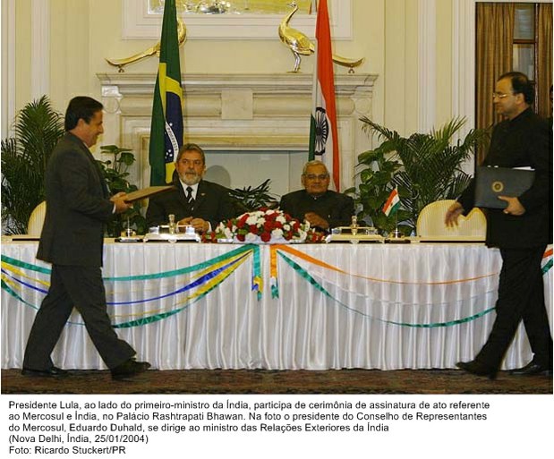 Presidente Lula, ao lado do primeiro-ministro da Índia, participa de cerimônia de assinatura de ato referente ao Mercosul e Índia.