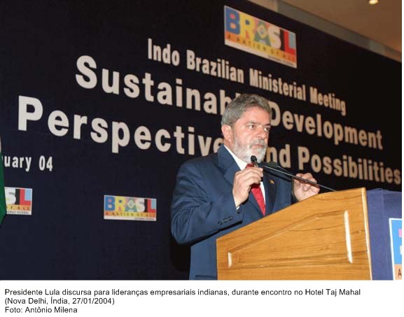 Presidente Lula discursa para lideranças empresariais indianas durante encontro no Hotel Taj Mahal.