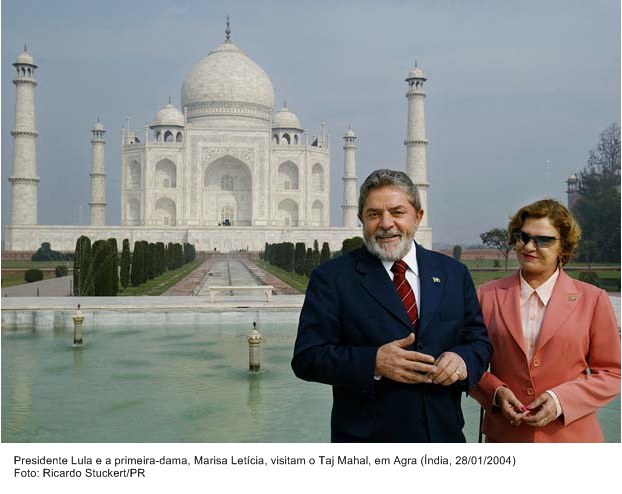 Presidente Lula e a primeira-dama, Marisa Letícia, visitam o Taj Mahal, em Agra.