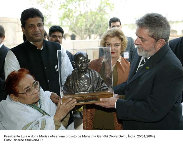 Presidente Lula e dona Marisa observam o busto de Mahatma Gandhi.
