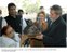 Presidente Lula e dona Marisa observam o busto de Mahatma Gandhi.