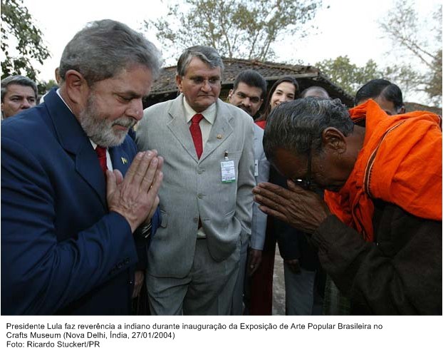 Presidente Lula faz reverência a indiano durante inauguração da Exposição de Arte Popular Brasileira, no Crafts Museum.