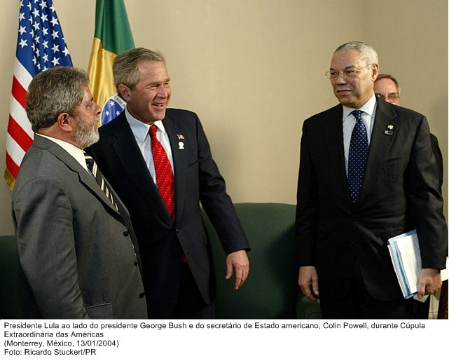 Presidente Lula ao lado do presidente Geoge Bush e do secretário de Estado americano, Colin Powell, durante a Cúpula Extraordinária das Américas.